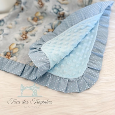 Manta azul clara para bebé com padrão de bolinhas e estampa de ursos e balões