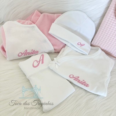 Conjunto de roupa de bebé branco e rosa com bordados rosa com nome Anita