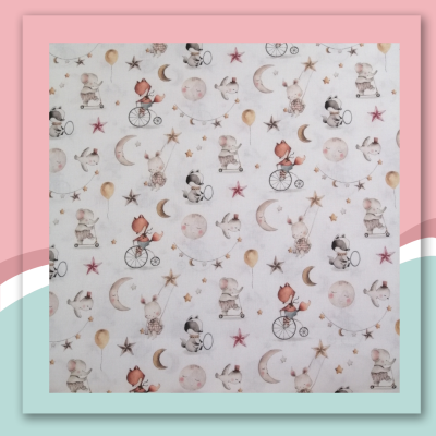 Tecido com padrão infantil de animais, luas e estrelas em cores suaves