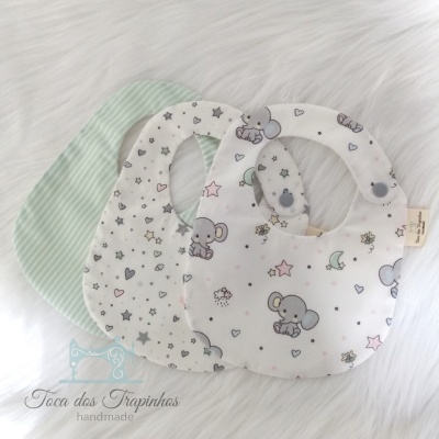 Três babetes infantis em tecido com padrão de elefantes e riscas verdes