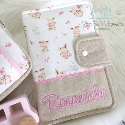 Capa para caderno ou diário com padrão de coelhos e flores e bordado 'Rosarinho' em tecido linho bege.