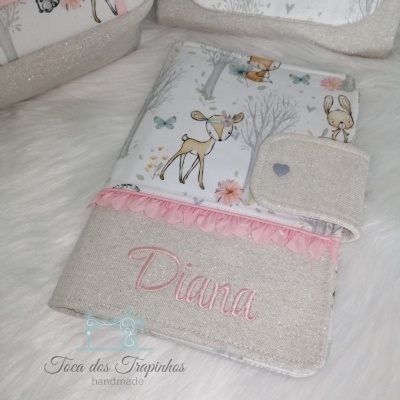 Capa tecido bege e branca com animais da floresta e nome Diana bordado