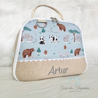 Bolsa de tecido com padrão de animais selvagens e nome Artur bordado