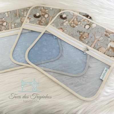 Sacos organizadores transparentes com topo estampado de animais da floresta.