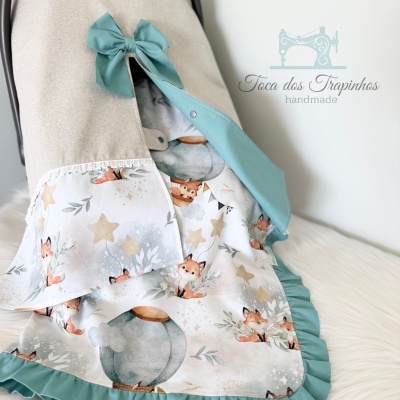 Capa ou manta para bebé com padrão de raposas e balões, laço azul e franja azul