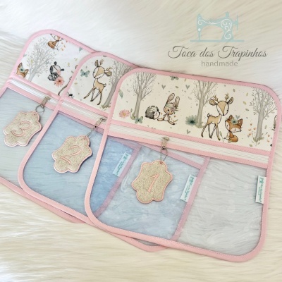 Organizador tecido com estampas animais da floresta em rosa e bege com bolsos transparentes numerados
