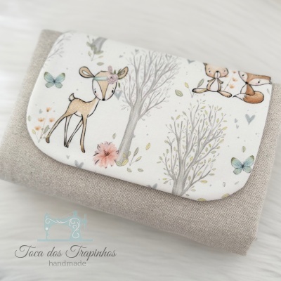 Bolsa pequena bege com aba estampada com cervo, raposa e árvores