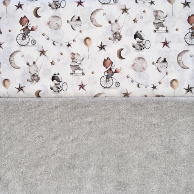 tecido infantil com padrões de animais e tecido cinzento liso