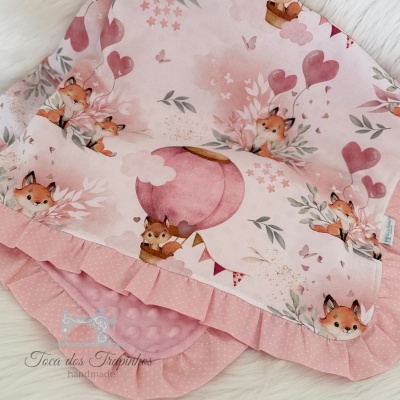 Manta rosa com padrão de raposas e corações