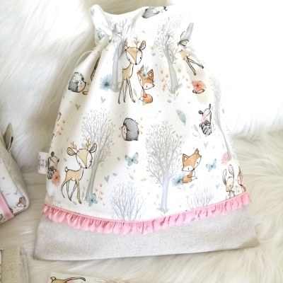 Saco tecido para bebé com padrão de animais da floresta e faixa rosa com pompons