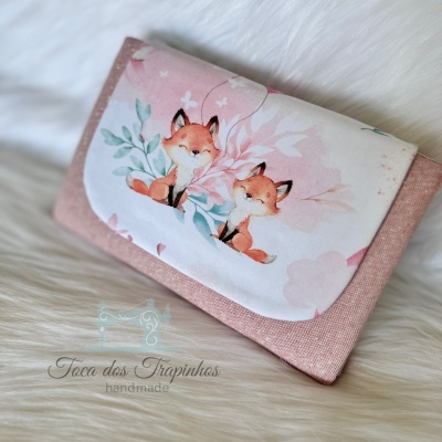 Carteira rosa com estampa de duas raposas em fundo branco e rosa