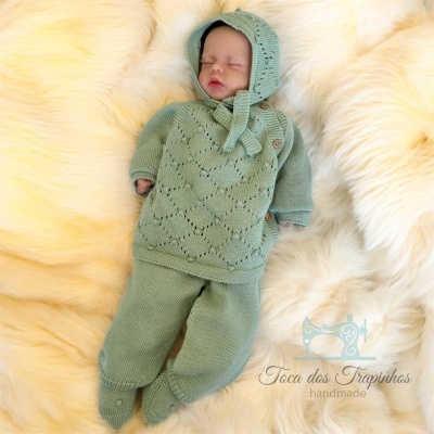 Conjunto de roupa para bebé em malha verde clarinho com casaco, calças, botas e capuz