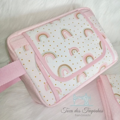 Bolsa quadrada com padrão de arcos-íris em rosa e dourado