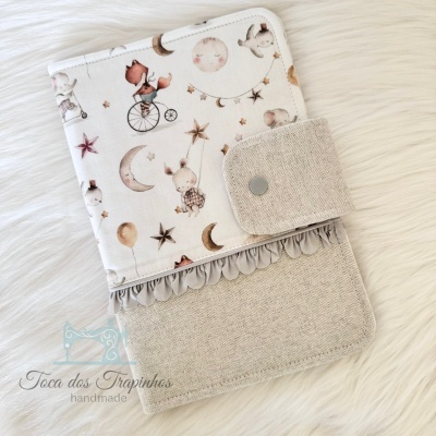 Capa para caderno ou agenda com padrão de animais e luas em tecido bege