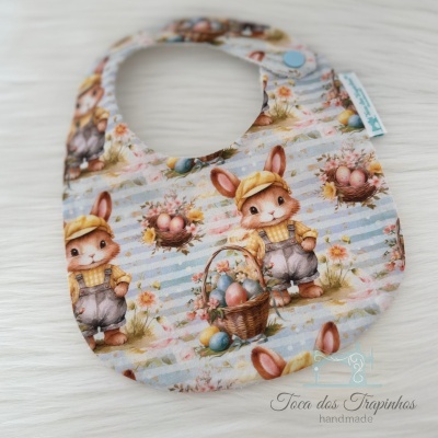 Babete de tecido com padrão de coelhos e ovos da Páscoa