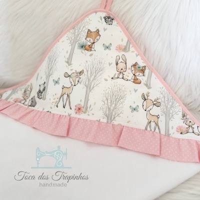 Toalha de banho branca e rosa para bebé com padrão de animais da floresta