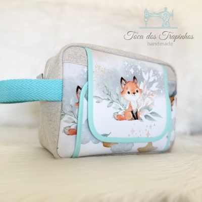 Bolsa pequena bege com estampa azul de raposa e alça azul