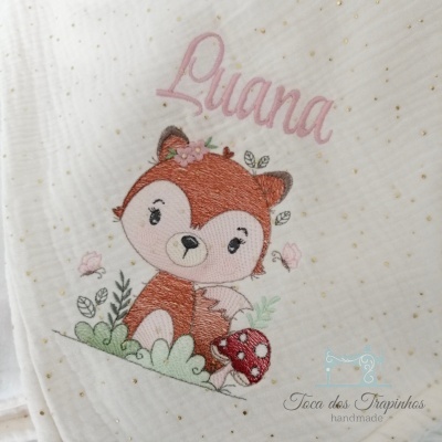 Pano branco bordado com raposa, cogumelo, flores e nome Luana