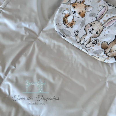 Tapete bege claro com canto branco decorado com animais desenhados à mão