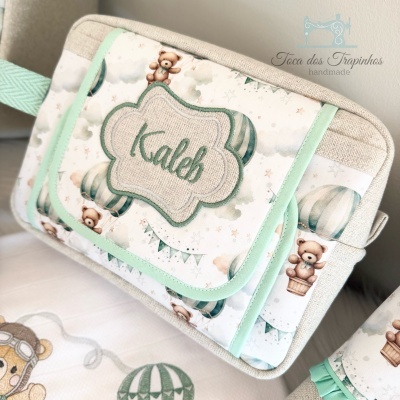 Mala de tecido bege com bordado Kaleb e estampa de balões e ursos