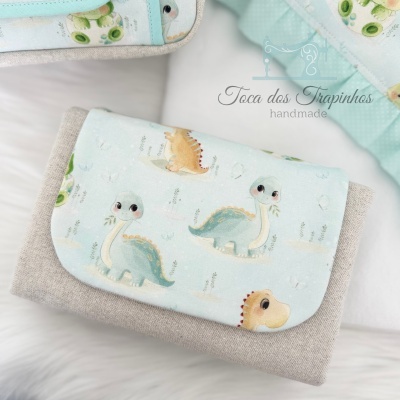 Carteira pequena bege com aba azul claro de dinossauros