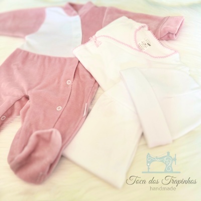 Conjunto de roupa de bebé rosa e branco com logotipo Toca dos Trapinhos