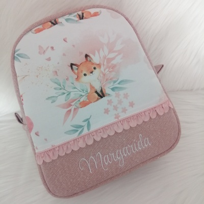Mochila rosa claro com desenho de raposa e a palavra Margarida