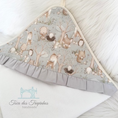 Toalha de bebé com capuz e padrão de animais da floresta em tons pastel