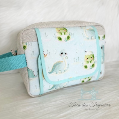 Bolsa infantil com estampa de dinossauros em tecido azul e bege