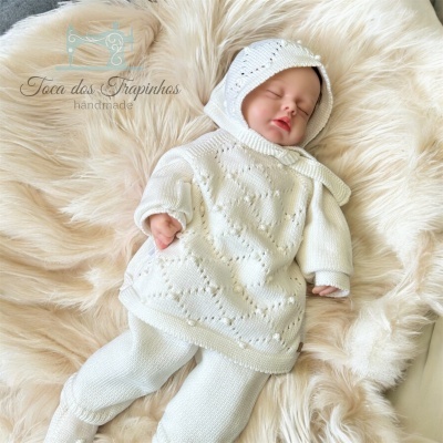 Conjunto de bebé branco em malha com capuz e padrão em relevo
