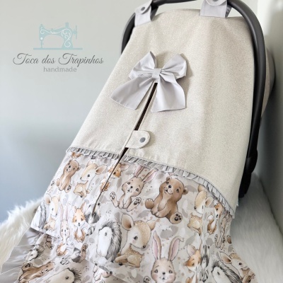 Capa para cadeira de bebé bege com laço cinzento e padrão de animais fofos na parte inferior