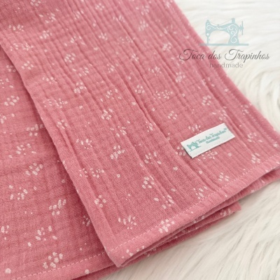 Toalha rosa com padrão floral branco e etiqueta Toca dos Trapinhos handmade
