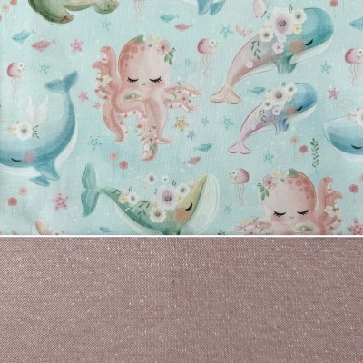 tecido estampado com animais marinhos coloridos e tecido liso cinza rosado