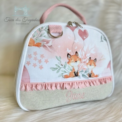 Mala infantil rosa com estampa de raposas e flores, e o nome Jane bordado.