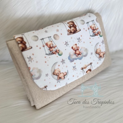 Carteira artesanal com estampa de ursinhos e tecido bege