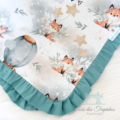 Manta de algodão com estampado infantil de raposas e estrelas, borda verde-azulada franzida