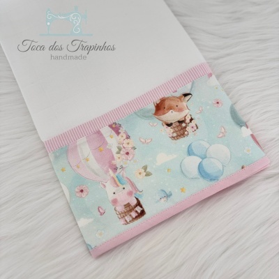 toalha infantil azul e rosa com coelho e raposa em balões e nuvens