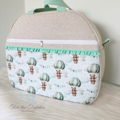 Mala bege com bolso frontal estampado de ursinhos em balões