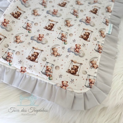 Mantinha de bebé com padrão de ursinhos e barra cinzenta franzida