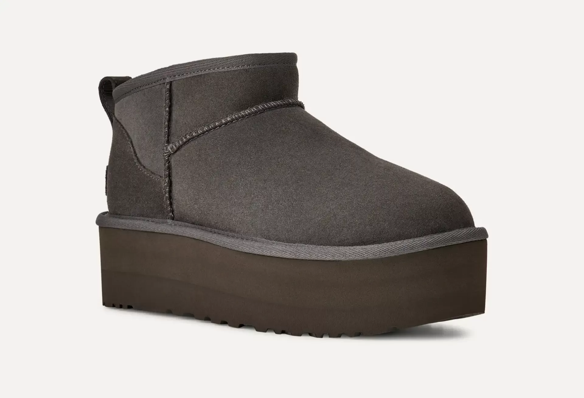 Botas Ugg Classic Ultra Mini Platform Grey Bota botim castanha escura com sola plataforma grossa.