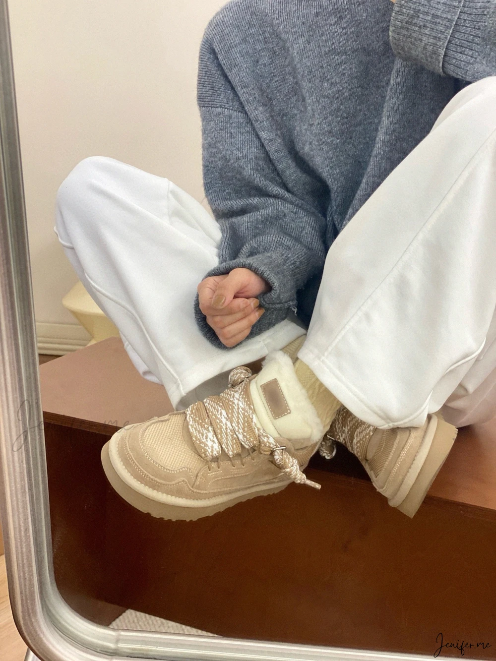 Sapatilhas Ugg Lowmel Tênis tipo bota bege com cadarços grossos e forro de pelo branco