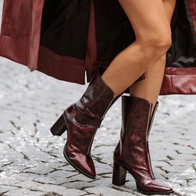 Botins de salto alto vinho com textura tipo pele de réptil