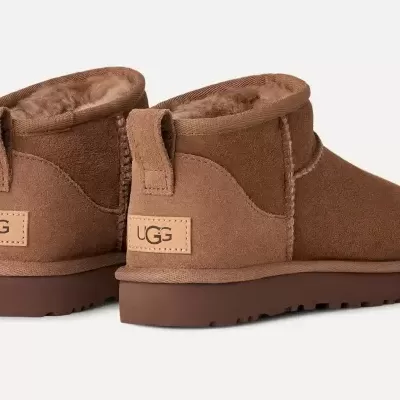 Botas UGG castanhas em camurça com etiqueta nas costas