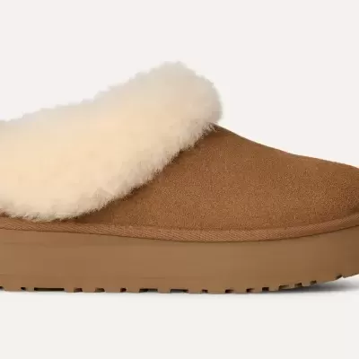 Chinelo tipo pantufa castanho com forro branco felpudo