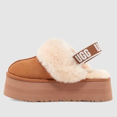 Chinelo plataforma castanho com pelo creme e tira elástica UGG