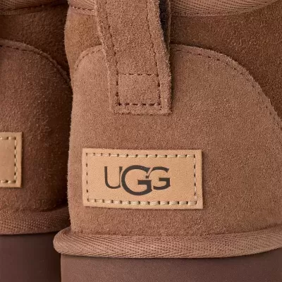 Botas UGG castanhas em camurça com etiqueta de couro e logótipo UGG