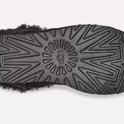 Sola preta antiderrapante de bota com padrão geométrico e texto UGG