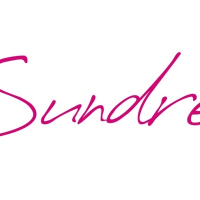 Logotipo Sundress em texto rosa sobre fundo branco