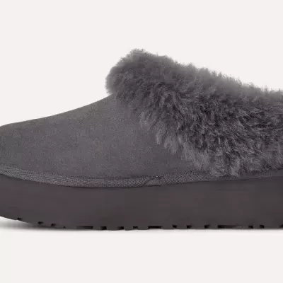 Chinelo cinzento escuro com sola preta e acabamento felpudo