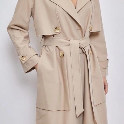 Casaco trench coat feminino bege com botões e cinto
